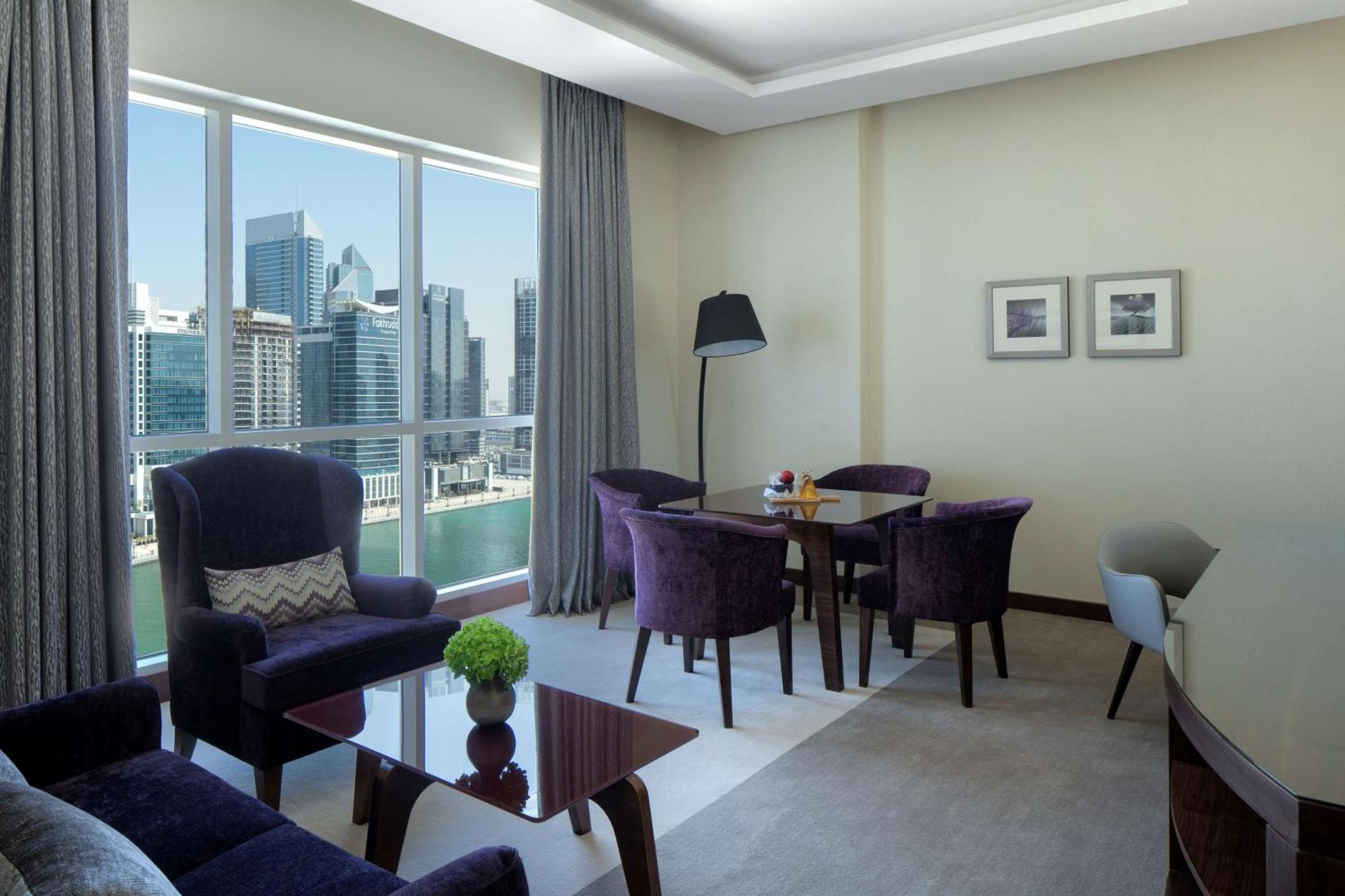 Suite Downtown View Lounge Access